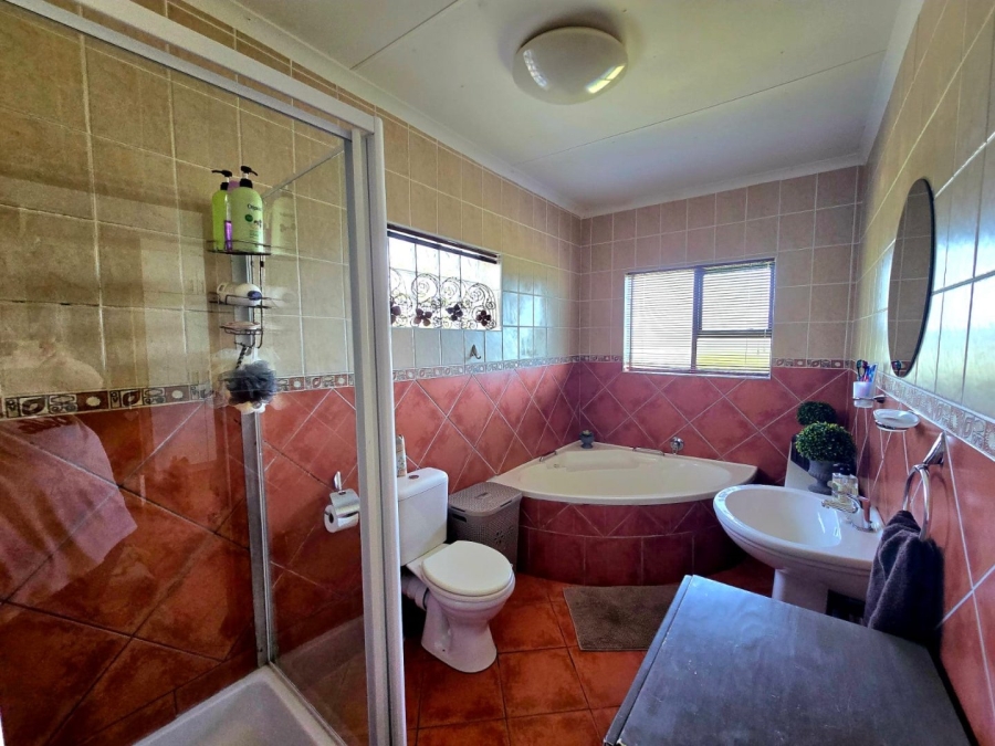 4 Bedroom Property for Sale in Paradise Beach Eastern Cape
